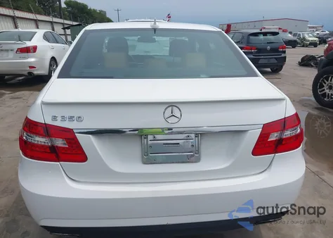 2013 Mercedes-Benz E 350 z USA, uszkodzony, nr VIN WDDHF5KB6DA682949